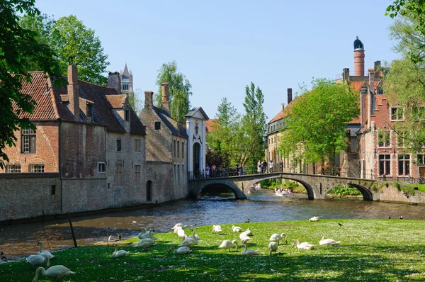 Kanalen och beguinage Brygge, Belgien — Stockfoto