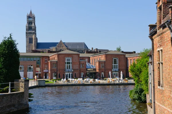 Canais e a igreja da nossa senhora em Bruges, Bélgica — Fotografia de Stock