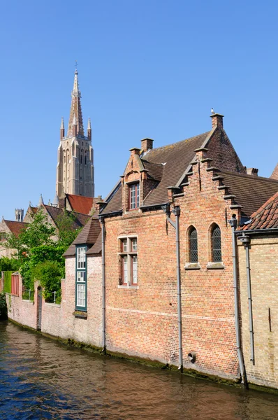 Kanäle und die Kirche unserer Lieben Frau in Brügge, Belgien — Stockfoto
