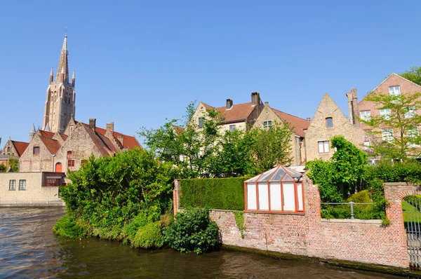 Canals and the church of our lady in Bruges, Belgium — Stock Photo, Image