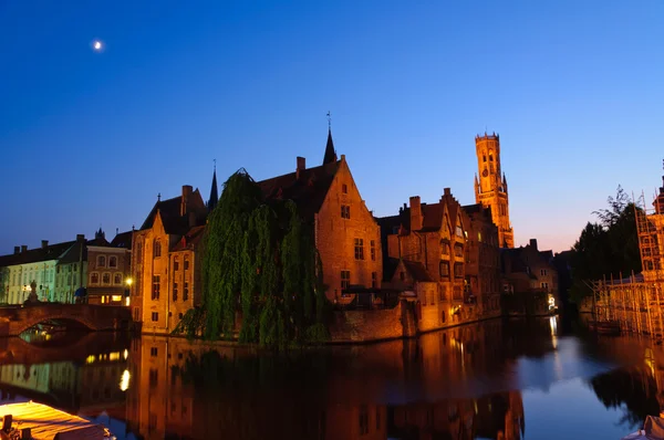 Vue depuis le Rozenhoedkaai à la vieille ville de Bruges au crépuscule — Photo