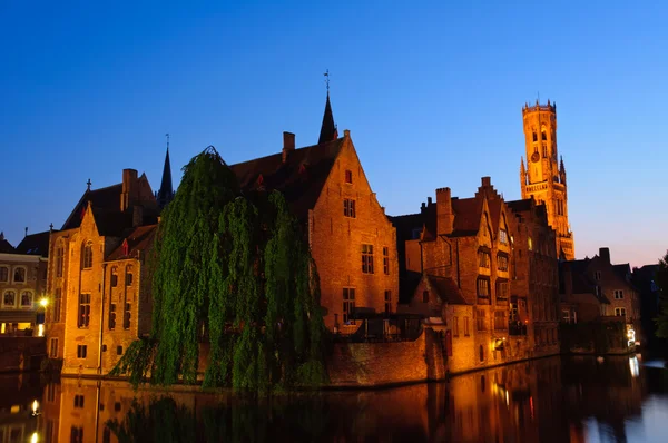 Vue depuis le Rozenhoedkaai à la vieille ville de Bruges au crépuscule — Photo