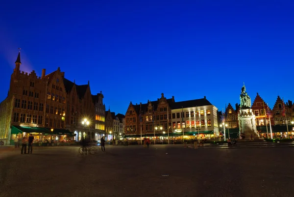 Markt (Place du Marché) de Bruges au crépuscule — Photo