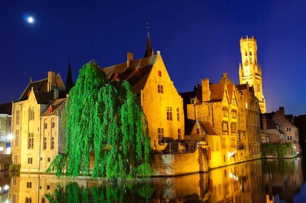 Vue depuis le Rozenhoedkaai de la vieille ville de Bruges au crépuscule — Photo