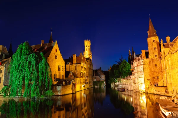 Bruges eski kasaba rozenhoedkaai gece karanlığında göster — Stok fotoğraf