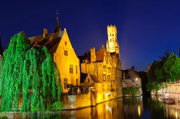 Vue depuis le Rozenhoedkaai de la vieille ville de Bruges au crépuscule — Photo
