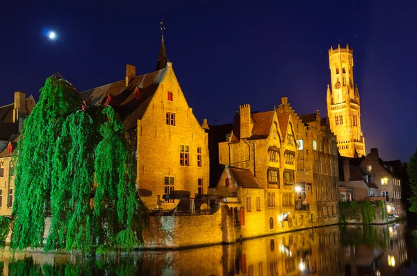 Vista do Rozenhoedkaai da Cidade Velha de Bruges ao entardecer — Fotografia de Stock