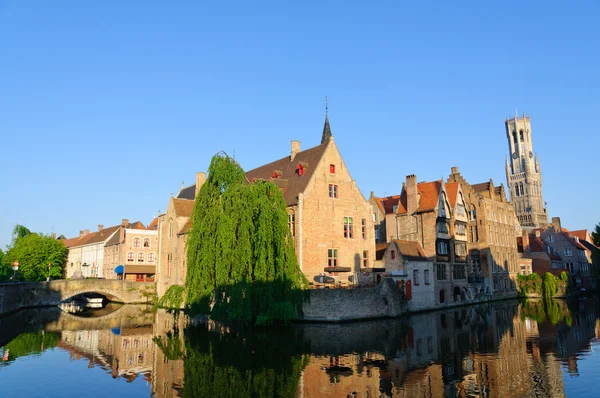 Vue depuis le Rozenhoedkaai de la vieille ville de Bruges, Belgique — Photo