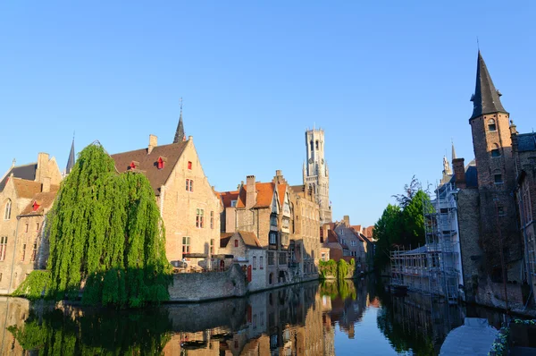 Näkymä Bruggen vanhankaupungin Rozenhoedkaailta, Belgia — kuvapankkivalokuva