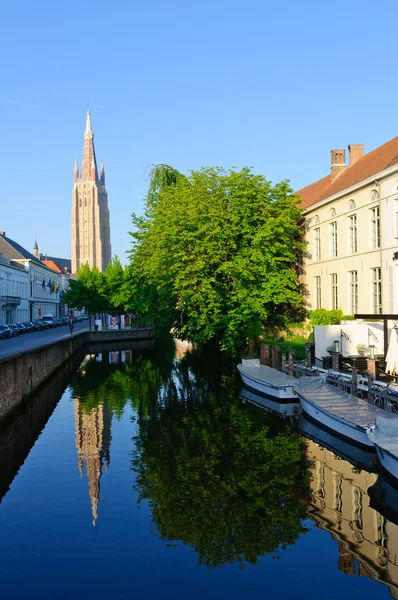 Les canaux et la cathédrale Saint-Sauveur à Bruges, Belgique — Photo