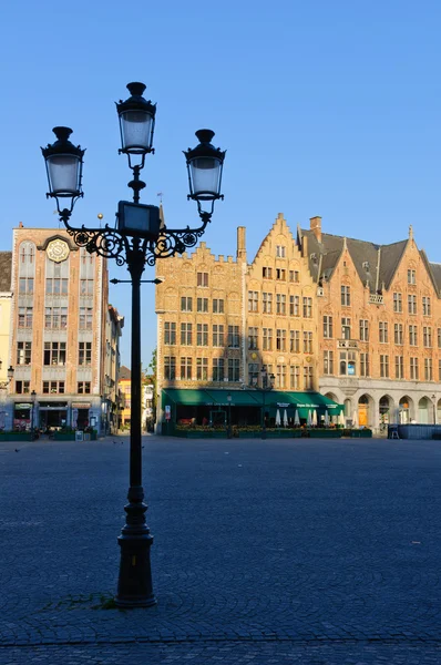 Рыночная площадь в бельгийском Брюгге — стоковое фото