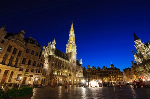 Natt syn på grand place i Bryssel, Belgien — Stockfoto
