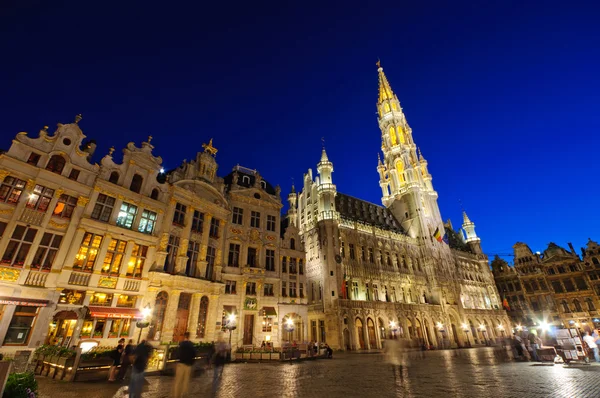 Natt syn på grand place i Bryssel, Belgien — Stockfoto