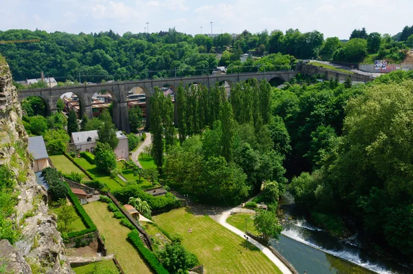 Vieille ville et pont ferroviaire en voûte dans la ville de Luxembourg — Photo