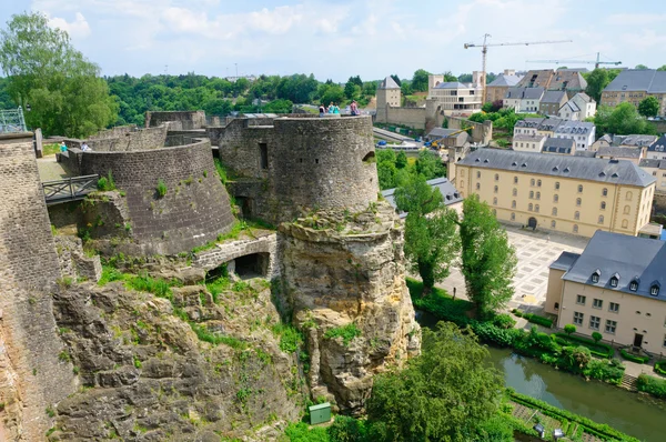 Oude stad en wenzelsmauer in de stad Luxemburg — Stockfoto