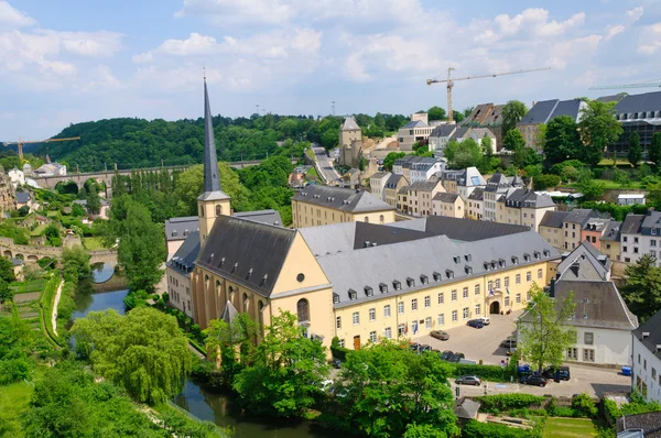 Casco antiguo y San Juan Bautista en la ciudad de Luxemburgo — Foto de Stock