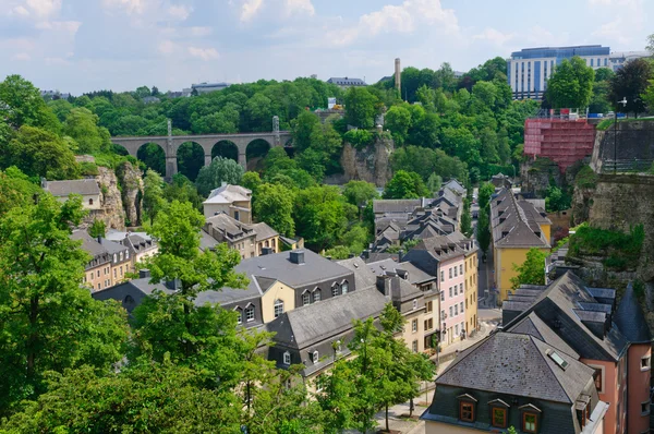 Старый город и арочный железнодорожный мост в Люксембурге — стоковое фото