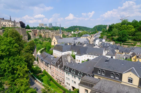 Stare Miasto i drapacz chmur dzielnicy kirchberg, w mieście Luksemburg — Zdjęcie stockowe