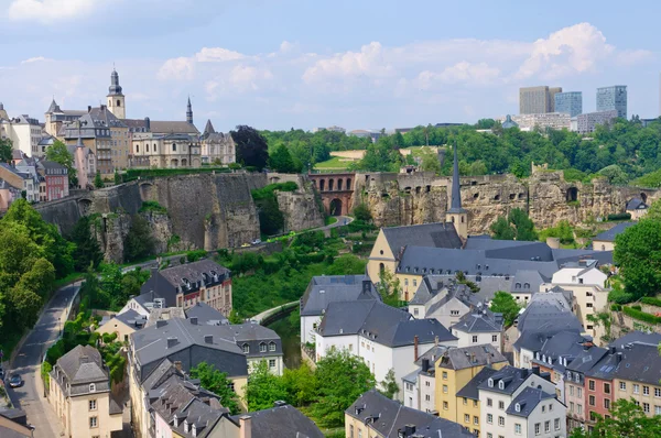 Cidade velha e arranha-céus do distrito de Kirchberg, na cidade de Luxemburgo — Fotografia de Stock