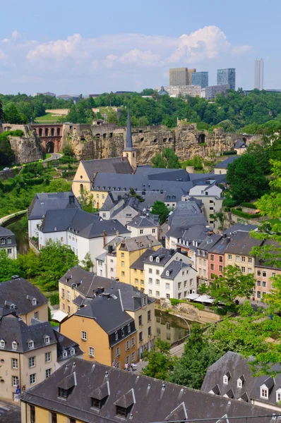 Casco antiguo y rascacielos del distrito de Kirchberg en la ciudad de Luxemburgo — Foto de Stock