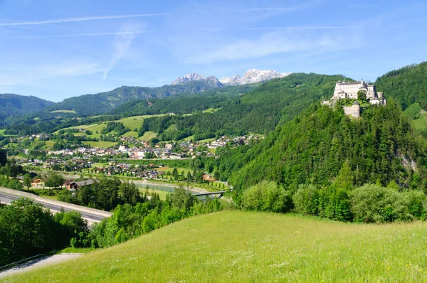 Burg Hohenwerfen e a cidade de Werfen, na Áustria — Fotografia de Stock