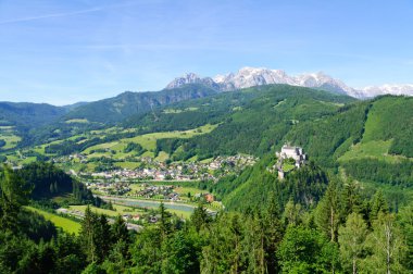 Burg hohenwerfen ve werfen Avusturya kasabası