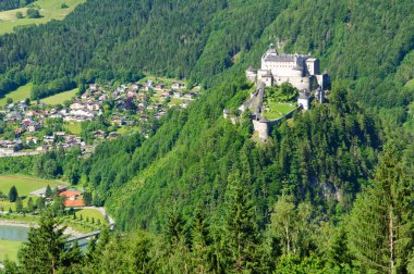 Burg hohenwerfen ve werfen Avusturya kasabası