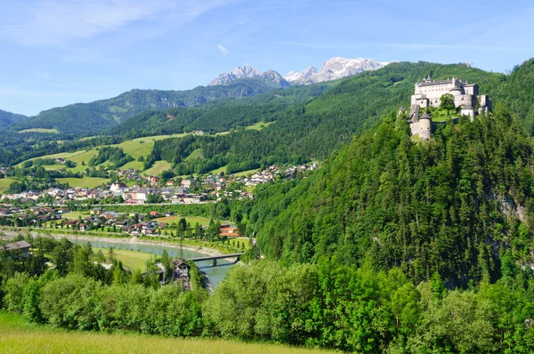 Burg hohenwerfen en de stad van werfen in Oostenrijk — Stockfoto