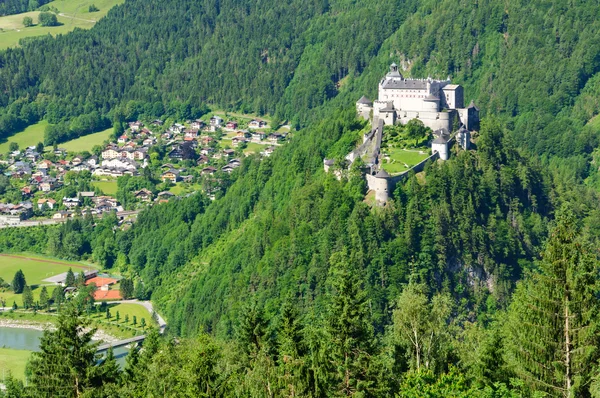 Burg Hohenwerfen e a cidade de Werfen, na Áustria — Fotografia de Stock