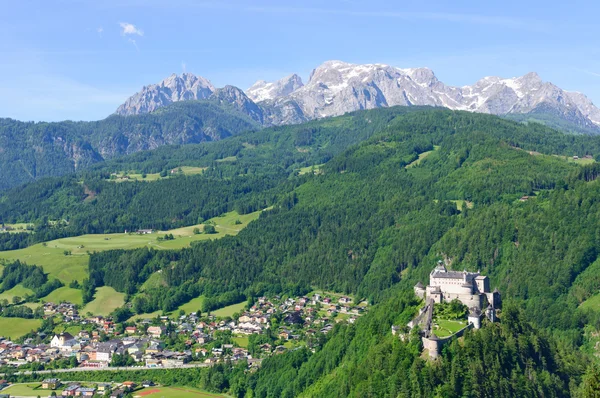 Burg hohenwerfen en de stad van werfen in Oostenrijk — Stockfoto