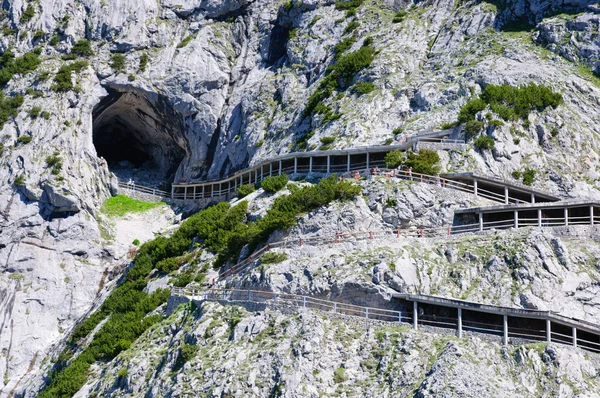 Alpes y el camino a la Eisriesenwelt (Cueva de hielo) en Werfen, Austria — Foto de Stock