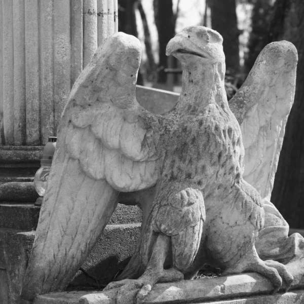 Adlerstatue als Symbol für Macht, Größe und Macht — Stockfoto