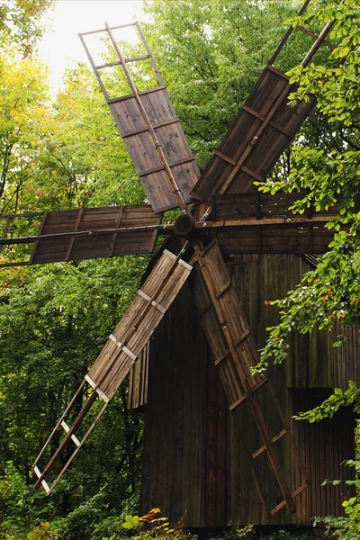 Holzfassade der Windmühle aus dem 15. Jahrhundert — Stockfoto