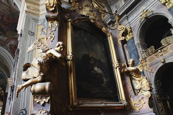 Wnętrze świątyni zakonu jezuitów w stylu barokowym — Zdjęcie stockowe