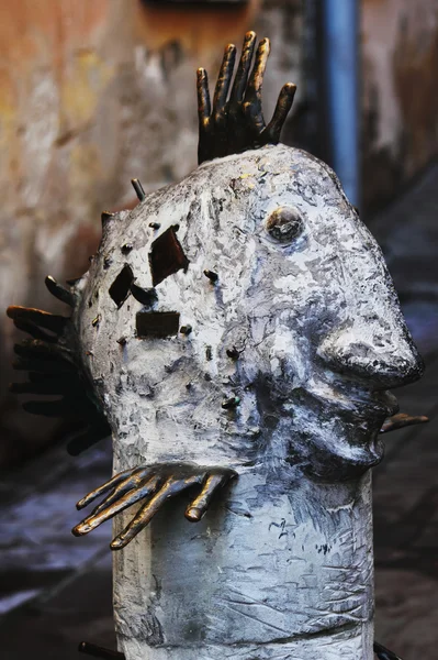 Socha ryby s mědí (umělecké sochy, Lvov, Ukrajina) — Stock fotografie