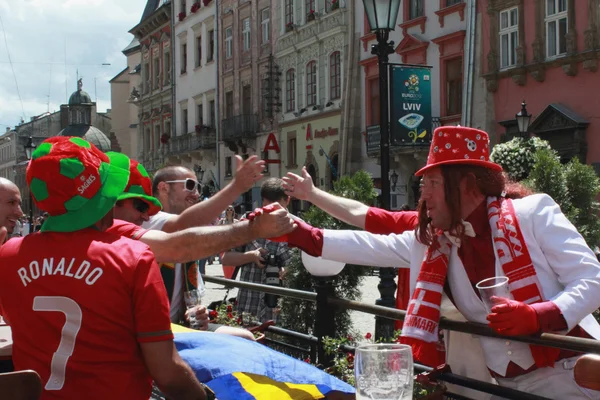 Fans de football du Danemark et du Portugal — Photo