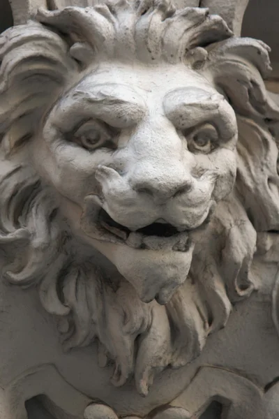 Γλυπτό ενός λιονταριού ως ένα σύμβολο της δύναμης και του μεγαλείου — Φωτογραφία Αρχείου