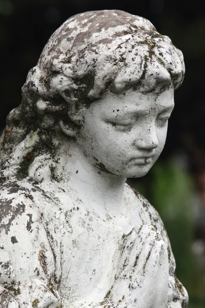 墓上の女性の彫像 — ストック写真