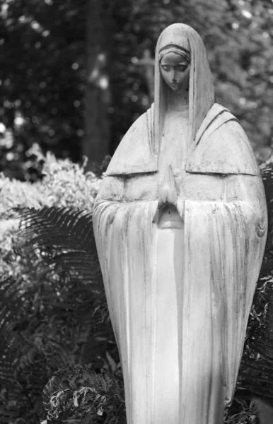 Mezar kadın heykeli — Stok fotoğraf
