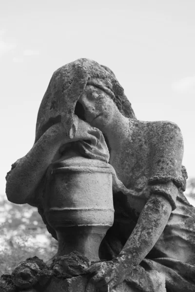 Staty av kvinnor på graven — Stockfoto