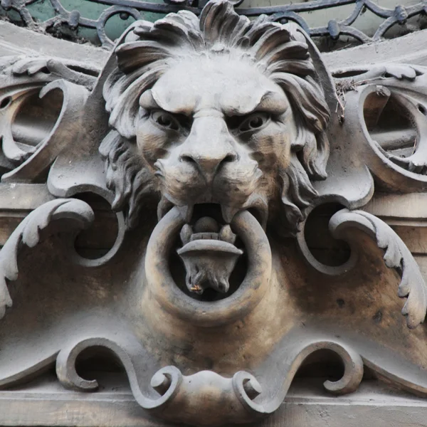 Escultura de um leão como símbolo de força e grandeza — Fotografia de Stock