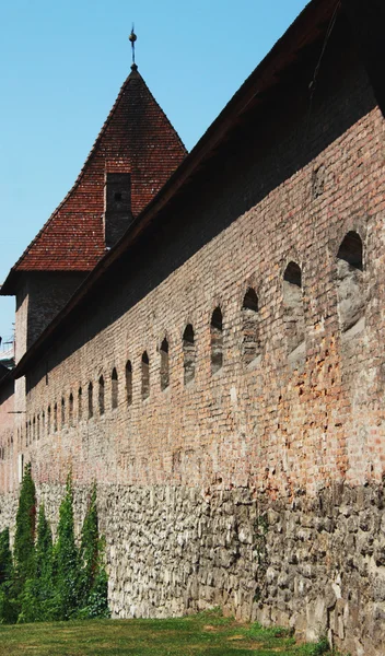 Parede defensiva de um castelo medieval — Fotografia de Stock