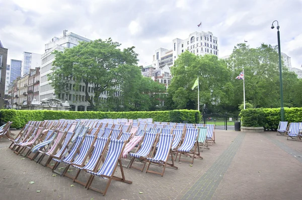 Cadeiras no parque da cidade, Londres — Fotografia de Stock