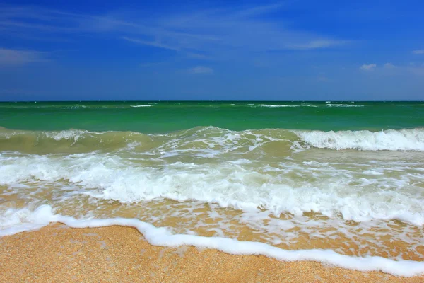 Stormen himmel över havet, sandiga stranden på sommaren — Stockfoto