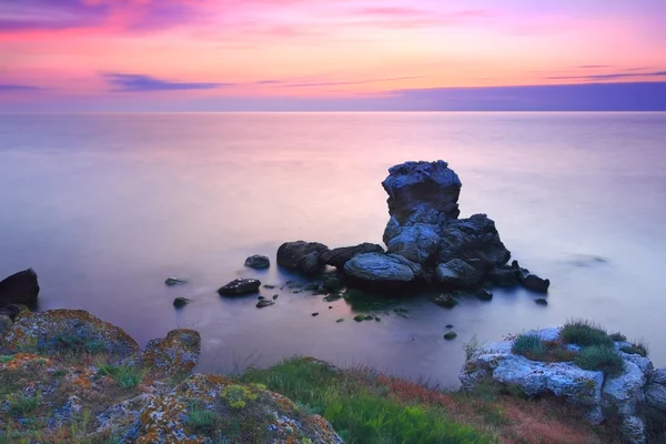 Increíble isla de piedra en el mar al atardecer —  Fotos de Stock