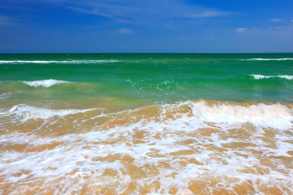 Θάλασσα αμμώδη παραλία το καλοκαίρι — Φωτογραφία Αρχείου