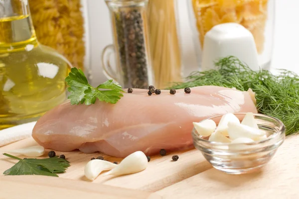 Vaření ze syrové kuřecí prsa — Stock fotografie