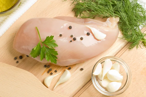 Cocción de pechuga de pollo cruda — Foto de Stock