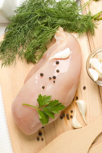 Подготовка сырой куриной грудки — стоковое фото