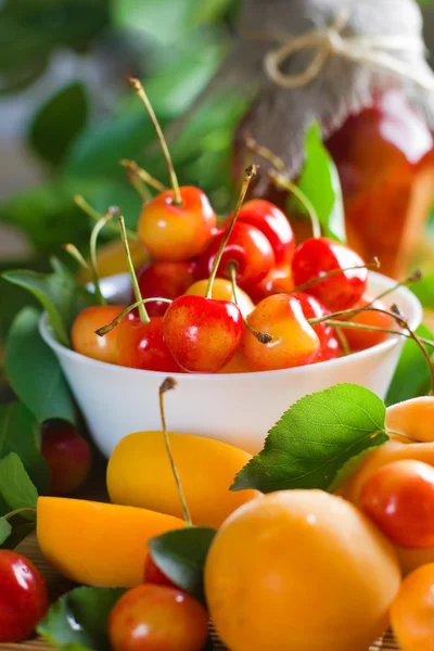 Aprikoser och sötkörsbär med blad — Stockfoto